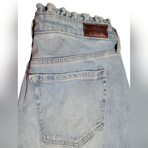 Hollister Curvy High-rise Mom Jean with Ruffle/Paperbag Waist. 31/27 - Picture 6 of 8